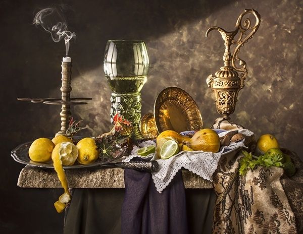 Dramatisch belicht stilleven met fruit, wijn, rook en sierlijke vaas