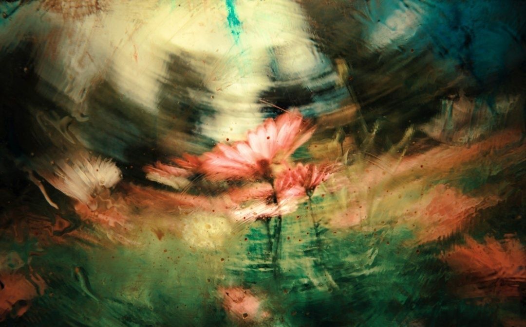 Abstract schilderij met roze bloemvormen en groene, donkere kleurvelden